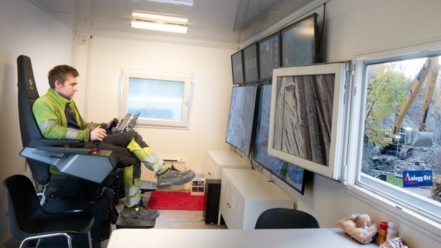 Rensker bort raset med fjernstyrte gravemaskiner