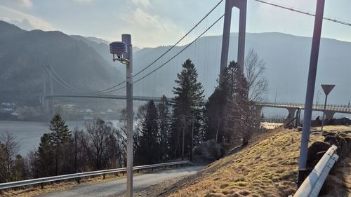 Illustrasjon av Med nye klimastasjoner kan entreprenørene strø mer presist