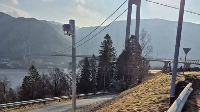 Med nye klimastasjoner kan entreprenørene strø mer presist