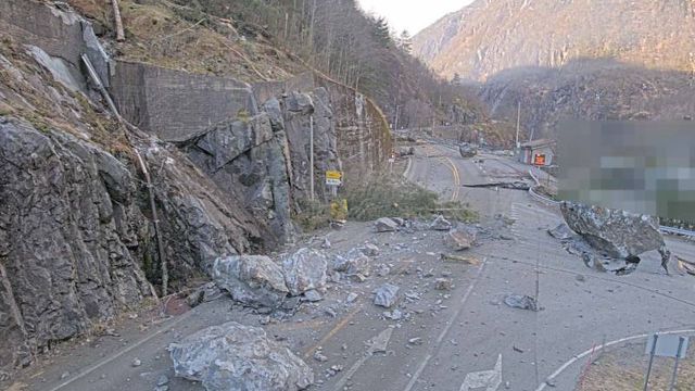 Stort steinras stenger E134 i Etne: – Massive kampesteiner