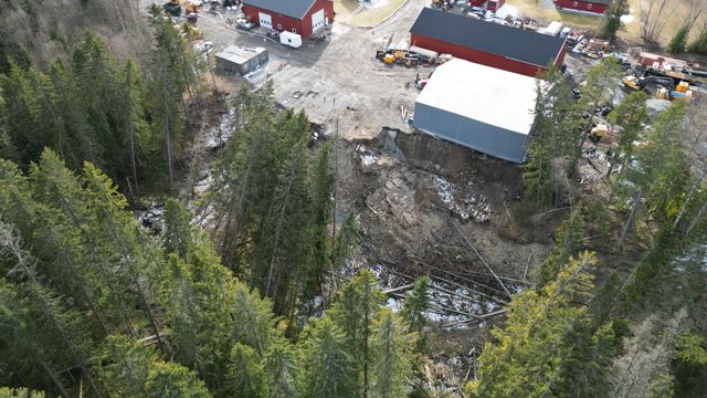 Undersøker rasstedet med drone