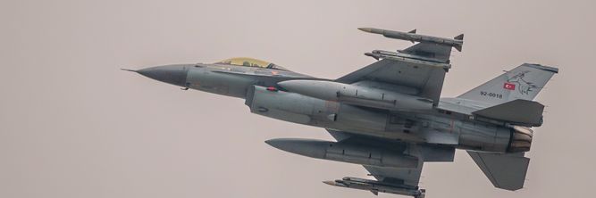 Illustrasjon av F-16-fly styrtet ved motorvei