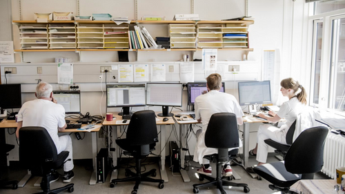 Illustrasjon av – Bruker verdifull arbeidstid på å rette feil og trene algoritmer