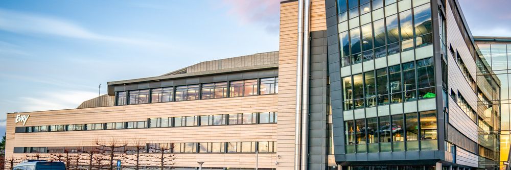 Illustrasjon av PST og Kripos ransaker Telenors hovedkontor på Fornebu i dag