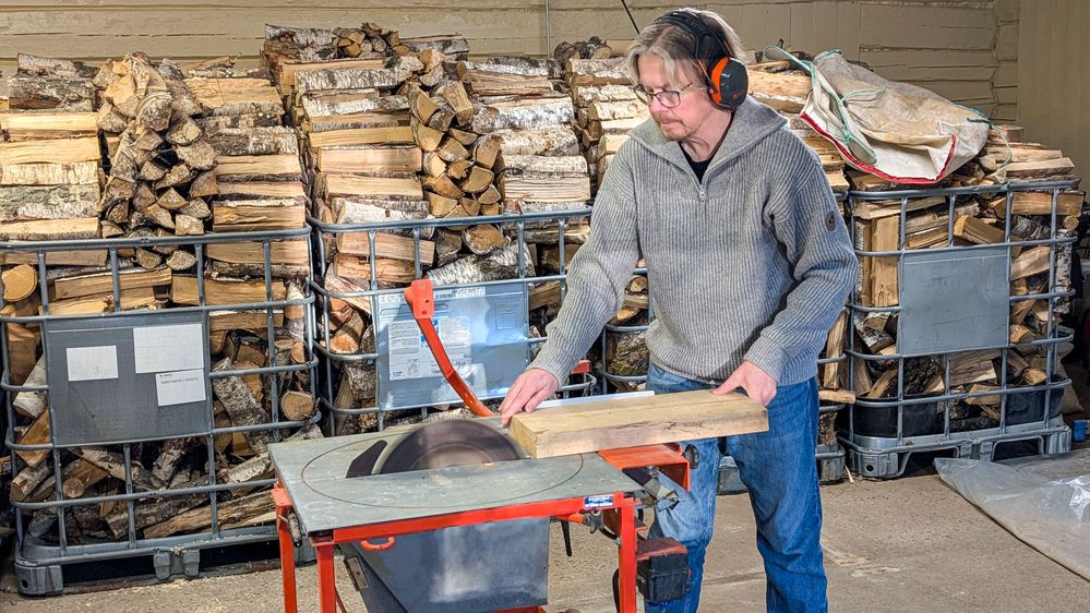 Illustrasjon av Da Nils skulle sage ved, gikk motoren feil vei