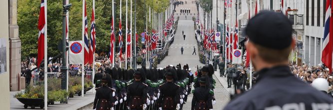 Illustrasjon av Se soldatene marsjere opp Karl Johan før edsavleggelsen