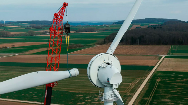 Her installeres det første rotorbladet av tre