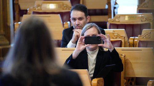 Illustrasjon av Anbefaler 13-årsgrense for smarttelefon