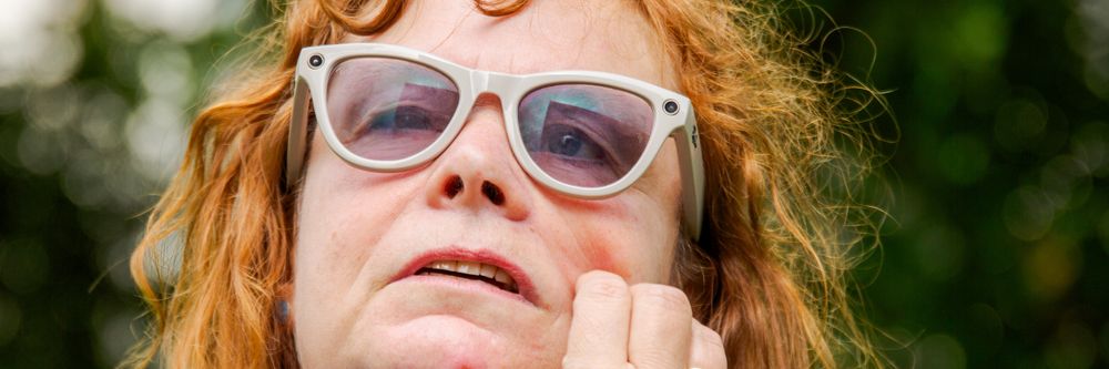 Illustrasjon av De kalles «pervobriller» – for Siri er de frihet