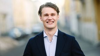 Illustrasjon av KI-bruken går over stokk og stein