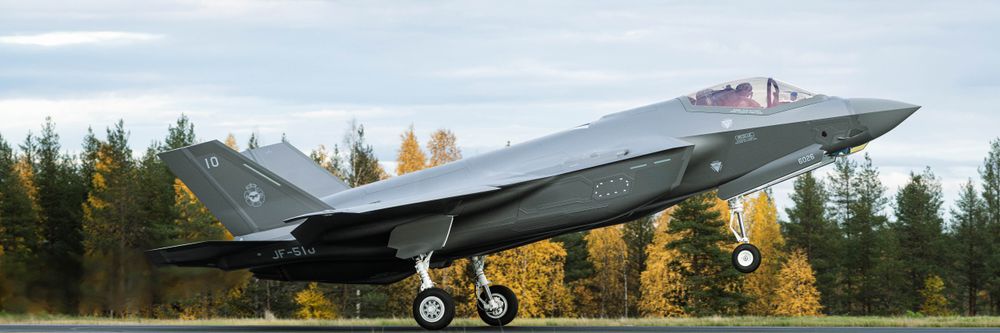 Illustrasjon av Bare to av tre de første F-35-flyene kom fram til Finland