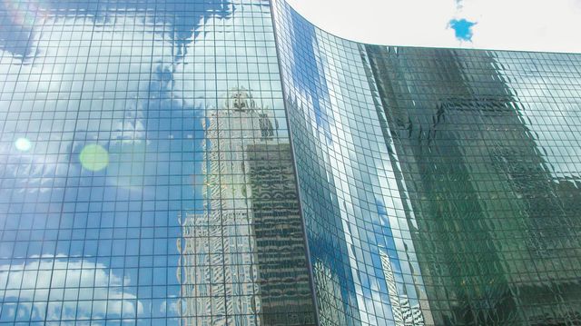 Nanoteknologi skrur varmen opp og ned i glassbygninger – helt av seg selv