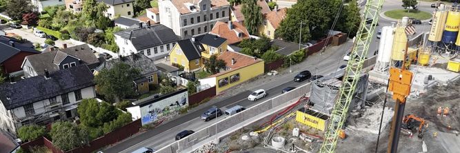 Illustrasjon av Bane Nor deler ut ørepropper