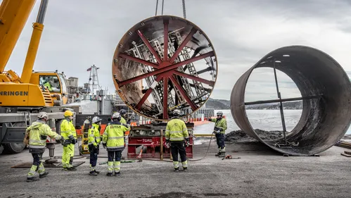 Illustrasjon av Her bytter de ut fabrikkens mest kritiske komponent