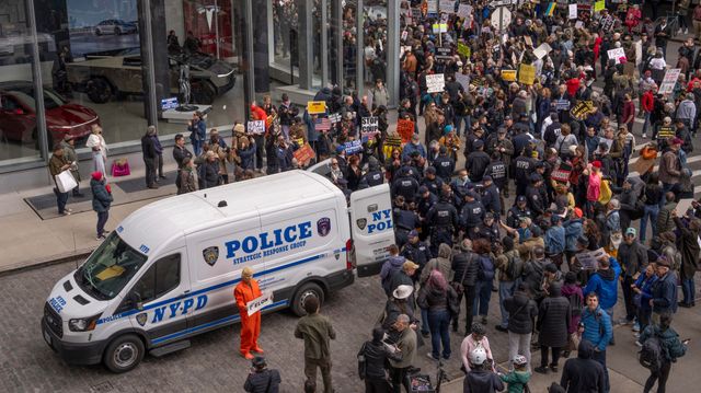 Omfattende protester ved Tesla-utsalg i USA