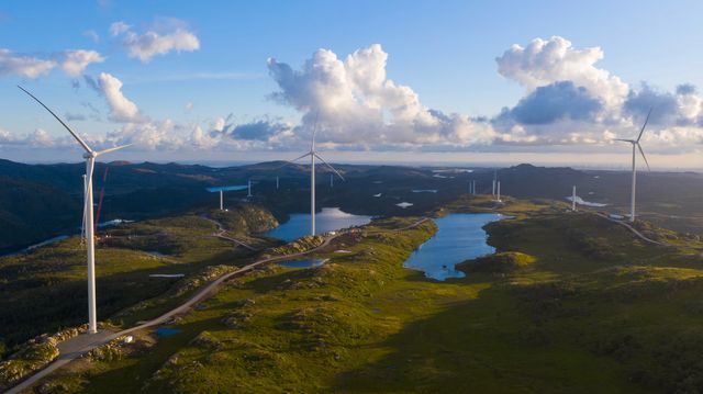 Her skal batterier lagre strøm fra vindkraftverket