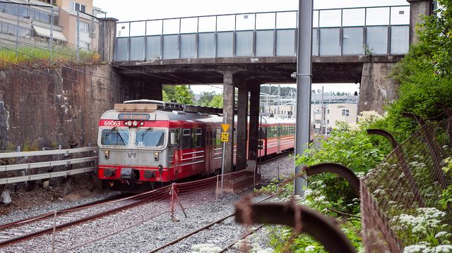 Slår alarm om bru over jernbanen: Frykter at betong kan falle ned