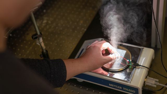 Nytt og ukjent fysisk fenomen: Fordamper vann uten varme