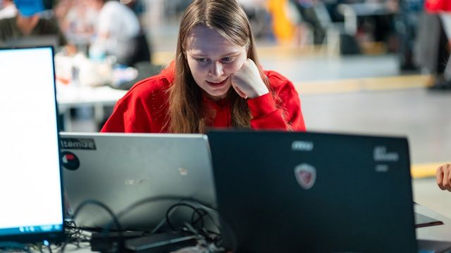 Mina (20) er blant landets beste hackere: Dette kan du gjøre for å bli like god