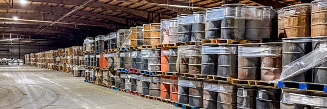 Illustrasjon av Samlet nok lysstoffrør til ti års produksjon av jetmotoringrediens