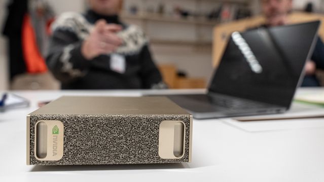 Tester minisupermaskin: − Galskap å sette den under pulten