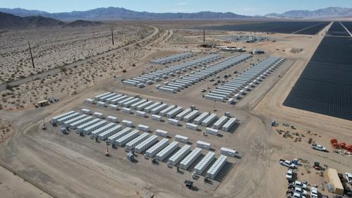 Illustrasjon av Nytt Trump-vedtak stanser kinesiske batterier og vekselrettere