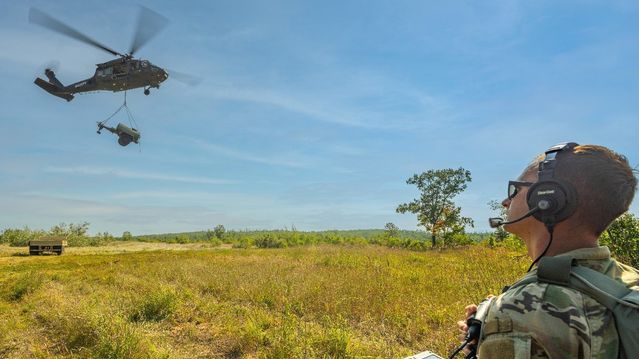 Her kontrollerer soldaten det store helikopteret med et nettbrett