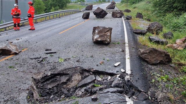 Steinblokk på 300 tonn raser ned