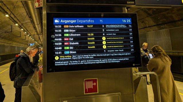 Forsinkelser og innstillinger etter påkjørsel på Nationaltheatret stasjon