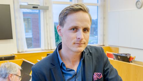 Illustrasjon av Konsulenthus krever ham for millioner