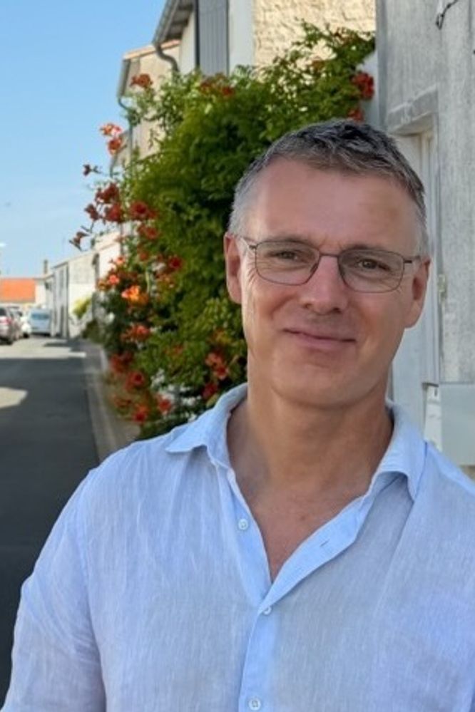 Illustrasjon av Kjetil Lund bruker Claude til å gå på vannet