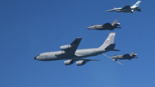 Illustrasjon av USA har utplassert tankfly hele veien fra Azorene til Bulgaria