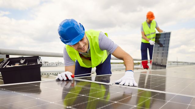 Mer solkraft og lokal lagring vil styrke norsk beredskap