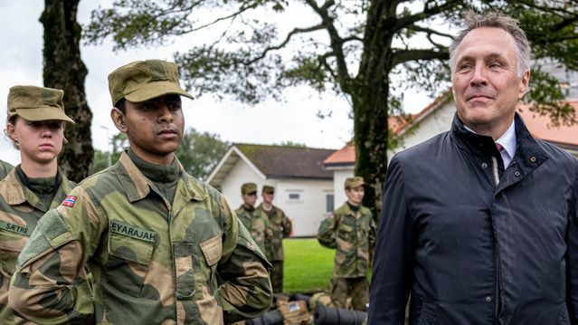 Forsvarsministeren svarer på fregatt-kritikk