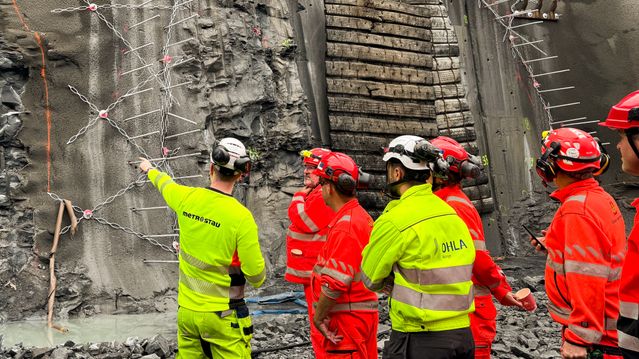 Sprengingsuhell på E18 – stein traff bil