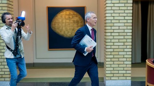 Illustrasjon av Å forhandle med Ap, er som å delta i Kongen befaler