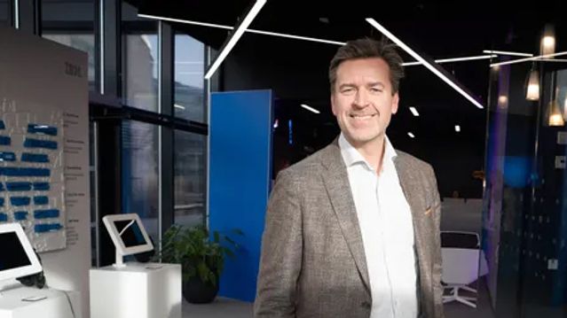 IBM Norge-sjef Hans-Henrik Merckoll takker for seg