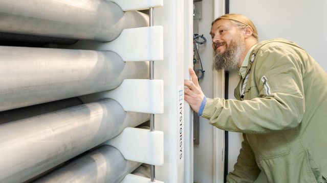 Lagrer solenergi i hydrogen – gjøres om til strøm om vinteren