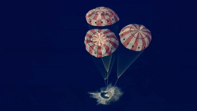 Artemis II-astronautene har landet i Stillehavet