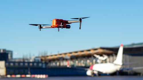Illustrasjon av For mange flyr drone feil. Nå vil regjeringen ta grep