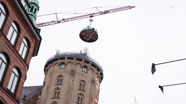 Løfter kobberhatten av det kjente tårnet fra 1642