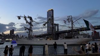 Illustrasjon av To døde da seilskute traff Brooklyn-broen i New York