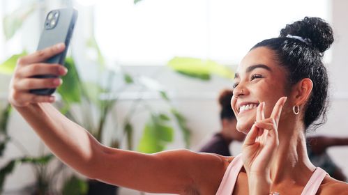 Illustrasjon av Nå kan KI stjele finger&shy;avtrykkene dine fra selfie-bilder