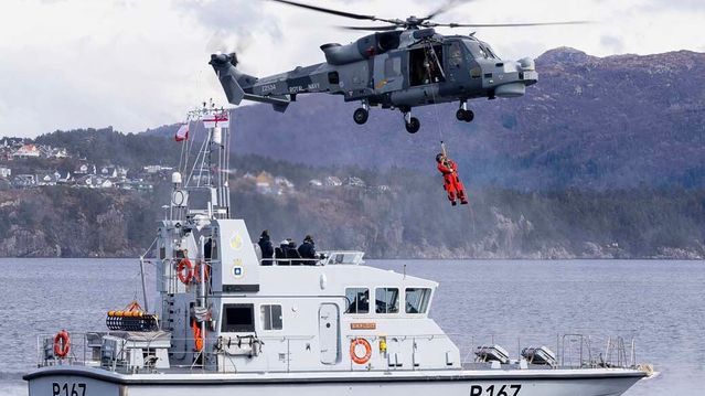 Marinen trener med britiske helikoptre før oppdrag i Stillehavet