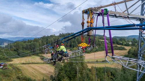 Illustrasjon av To ting gjør unge spesielt utsatt for ulykker i kraftbransjen