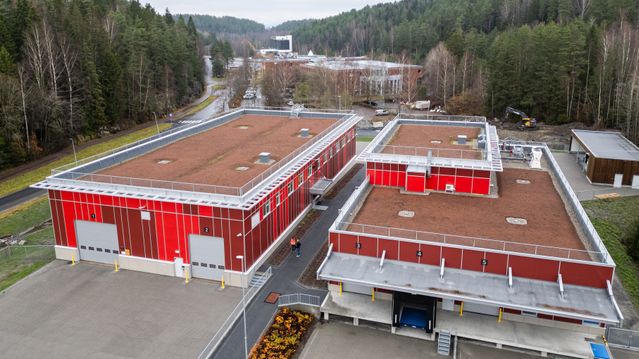 Regjeringskvartalet starter ved en port i skauen