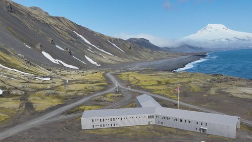 Illustrasjon av Nå bygger Forsvaret nytt på den viktige vulkanøya i vest