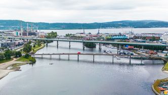 Illustrasjon av Stenger E18 over Drammenselva på nattestid