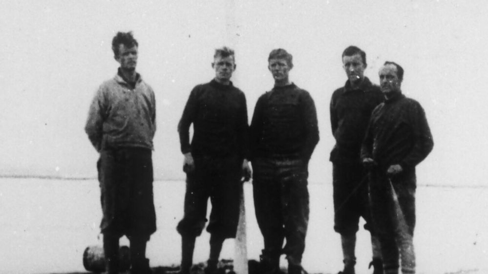 Illustrasjon av «I dag, kl. 5 eftermiddag har vi heist det norske flagg ... og kalt dette området Eirik Raudes Land»