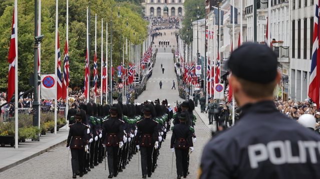 Marsjerer mot Karl Johan til edsavleggelsen